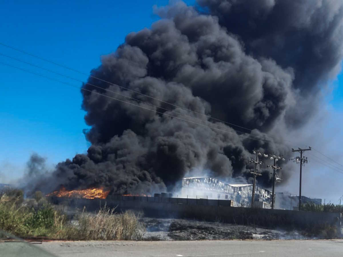 Φωτιά στη Ριτσώνα: Καλύτερη η εικόνα, οι φλόγες περιορίστηκαν στον χώρο του εργοστασίου