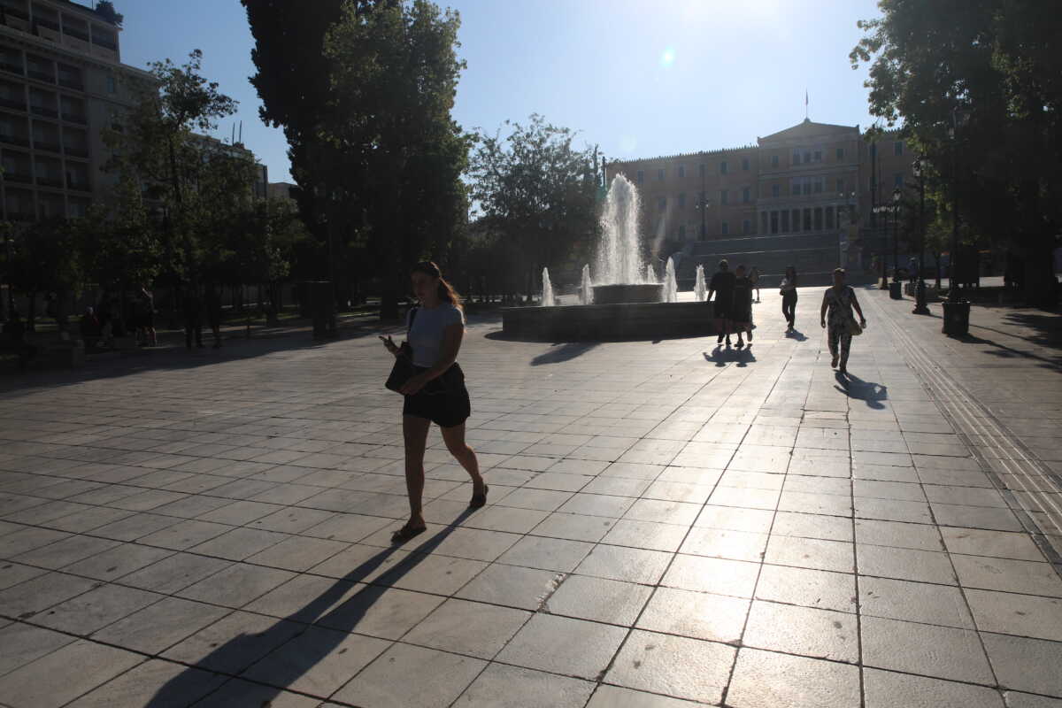Η Αθήνα «ερήμωσε» από κόσμο – Η αφόρητη ζέστη «έδιωξε» τους κατοίκους από την πρωτεύουσα