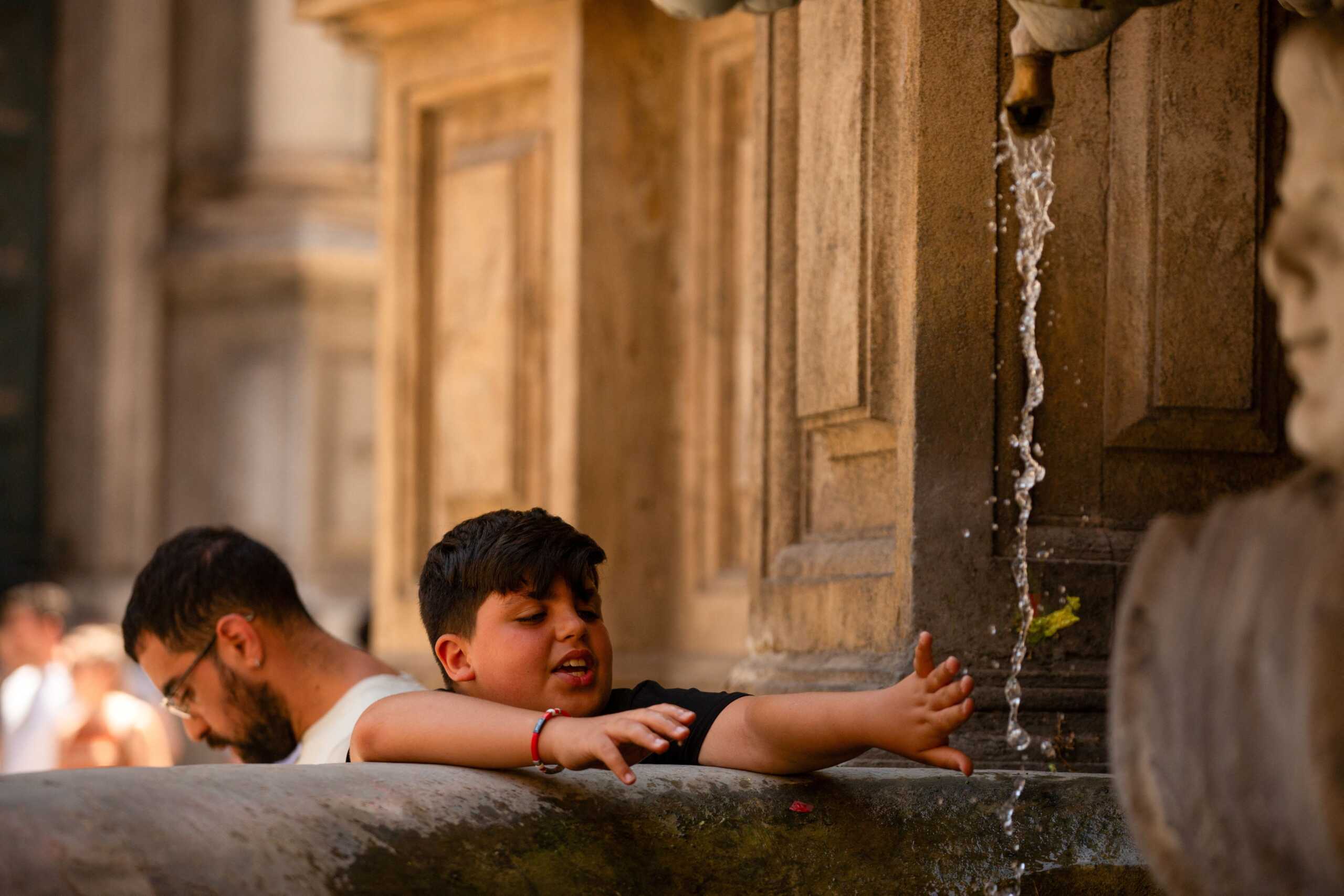 Σικελία: Νερό με δελτίο και μπιτόνια λόγω της ξηρασίας – Λίστα αναμονής για τις υδροφόρες