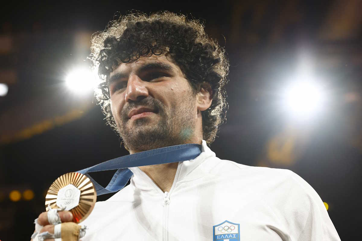 Paris 2024 Olympics - Judo - Men -90 kg Victory Ceremony - Champ-de-Mars Arena, Paris, France - July 31, 2024.  Bronze medallist Theodoros Tselidis of Greece celebrates. REUTERS