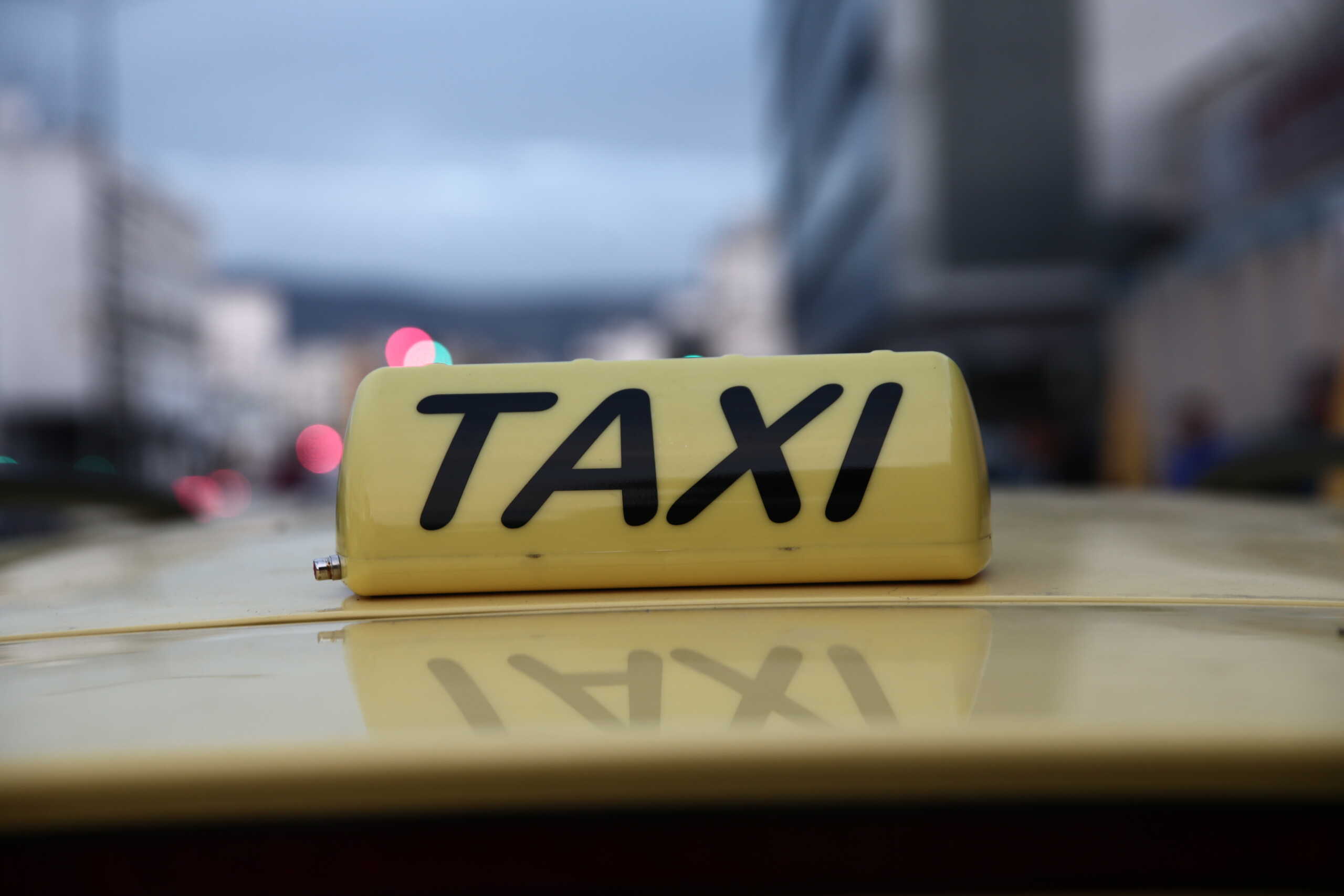 Χατζηδάκης: Με τα ταξί θα γίνει η αρχή της ειδικής σήμανσης για τα POS – Πρόστιμο 1.000 ευρώ στους παραβάτες