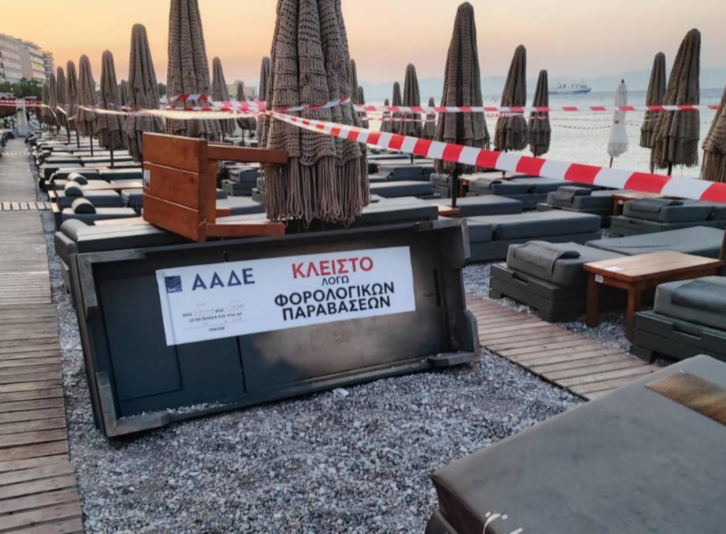 Λουκέτο της ΑΑΔΕ σε γνωστό εστιατόριο στη Μεσσηνία και σε beach bar στη Ρόδο για φοροδιαφυγή