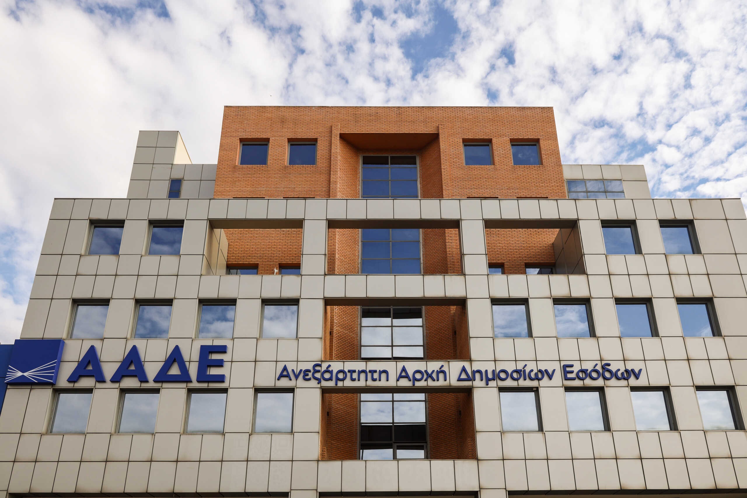 ΑΑΔΕ: Αυξήθηκαν στα 3,433 δισ. ευρώ οι νέες ληξιπρόθεσμες οφειλές του πρώτου πενταμήνου 2024
