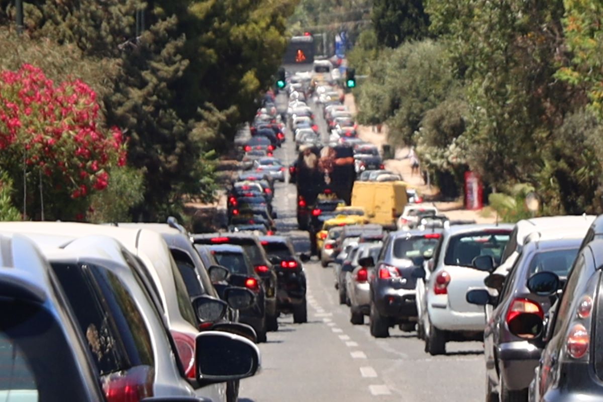 Kίνηση στους δρόμους: Καθυστερήσεις στην Αττική Οδό στο ρεύμα προς αεροδρόμιο και προς Ελευσίνα