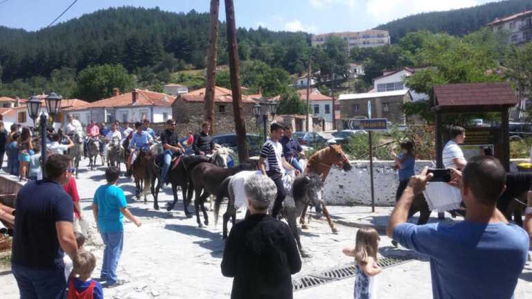 Καβαλάρηδες κατέκλυσαν τους δρόμους με τα άλογά τους για το έθιμο του Άγιου Παντελεήμονα στη Βλάστη