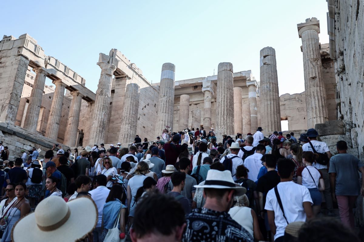 Καύσωνας: 50 βαθμοί Κελσίου στην Ακρόπολη με τους τουρίστες να περιμένουν στην ουρά – Εικόνες από θερμική κάμερα