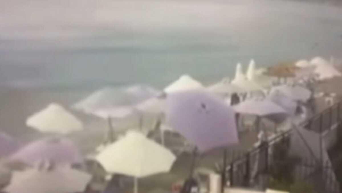 Χαλκιδική: Βίντεο ντοκουμέντο με κεραυνούς και θυελλώδεις ανέμους να σαρώνουν beach bar στην παραλία Φούρκα