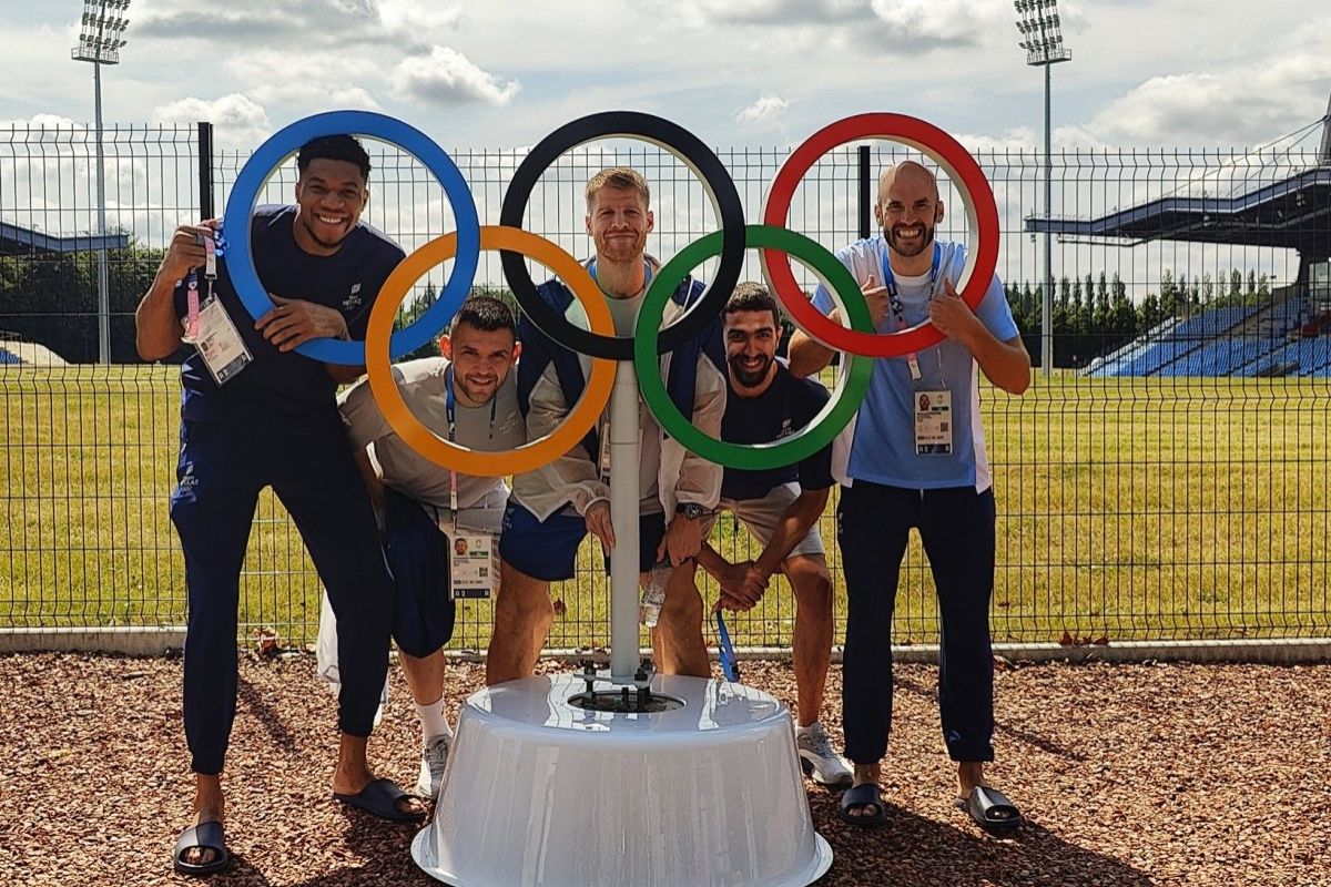 Ολυμπιακοί Αγώνες 2024: Η φοβερή φωτογραφία των Αντετοκούνμπο, Γουόκαπ, Καλάθη, Παπανικολάου και Χουγκάζ με τους ολυμπιακούς κύκλους