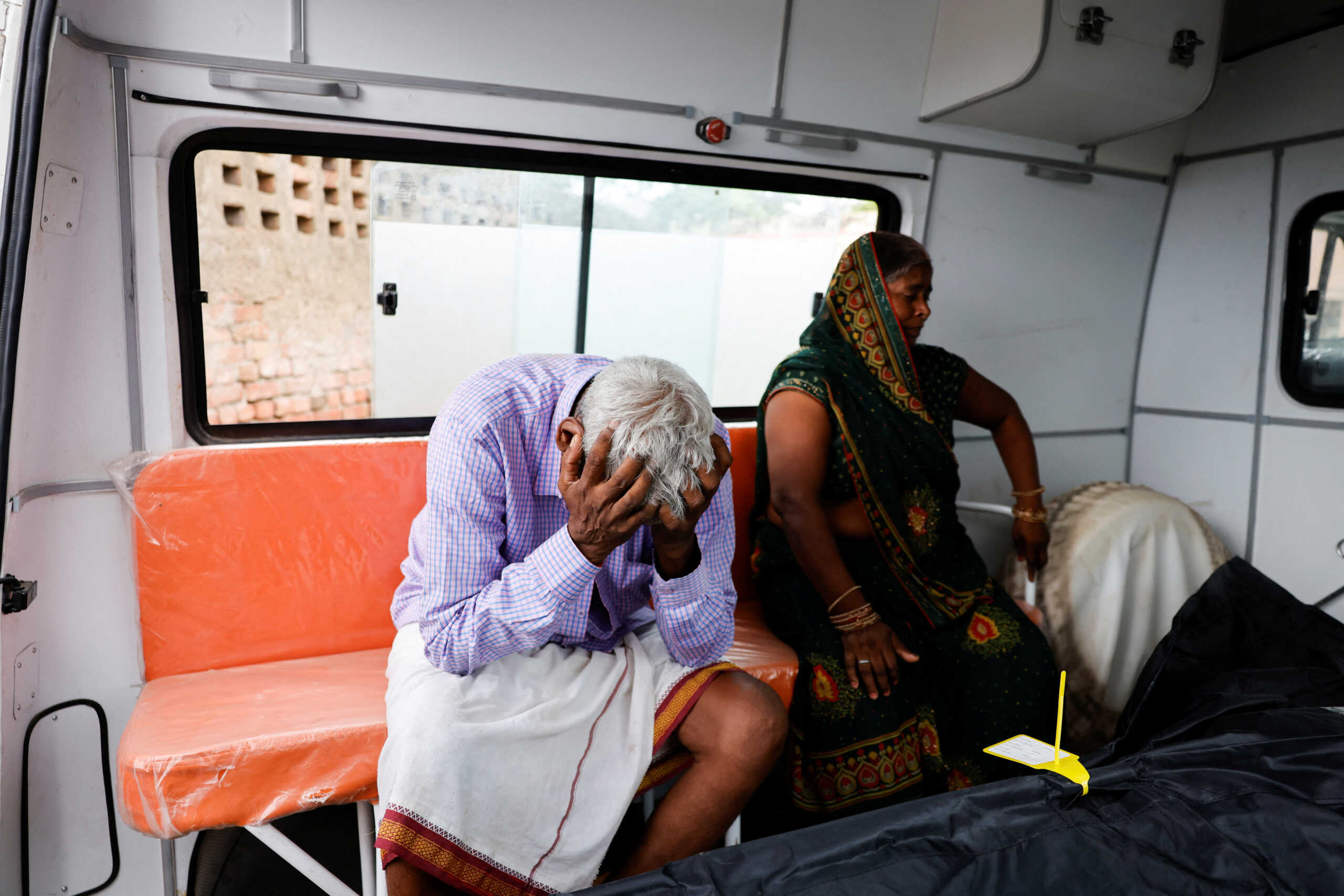 Chedilal and Rajkumari relatives of a stampede victim Ruby, mourn next to her body, outside a hospital in Hathras district of the northern state of Uttar Pradesh, India, July 3, 2024. REUTERS