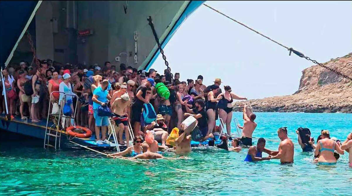 Μπάλος: Εικόνες ντροπής στην παραλία με τουρίστες να αποβιβάζονται από σκάφη με το νερό μέχρι το λαιμό