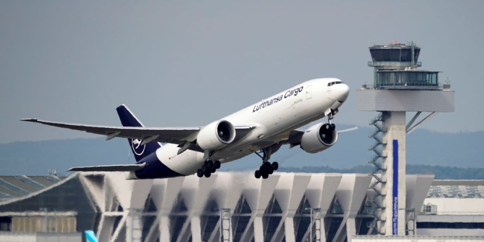 Μιλάνο: Τρομακτική απογείωση Boeing 777 με την ουρά του να χτυπά στο έδαφος