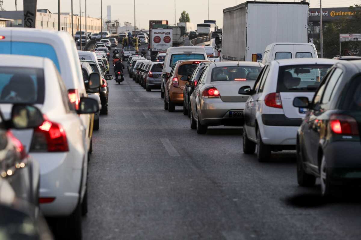 Κίνηση στους δρόμους: Προβλήματα στον Κηφισό εξαιτίας τροχαίου – Μεγάλες καθυστερήσεις στην Αττική Οδό