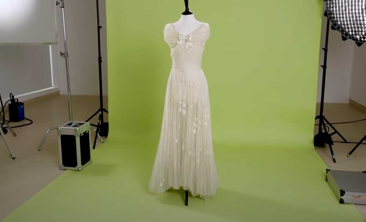Φόρεμα παρανύμφου από τον γάμο της βασίλισσας Ελισάβετ «έπιασε» κοντά 50.000 δολάρια σε δημοπρασία