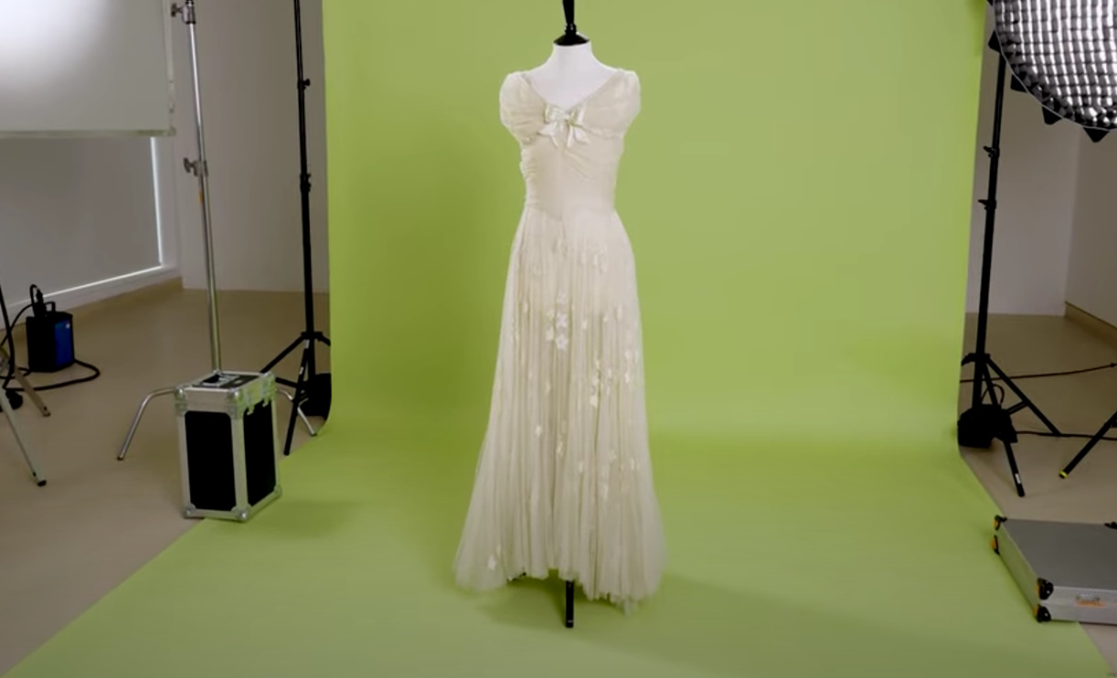 Φόρεμα παρανύμφου από τον γάμο της βασίλισσας Ελισάβετ «έπιασε» κοντά 50.000 δολάρια σε δημοπρασία