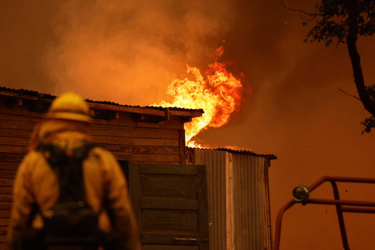 Καλιφόρνια: Χιλιάδες άνθρωποι εγκαταλείπουν τα σπίτια τους λόγω της μεγάλης πυρκαγιάς