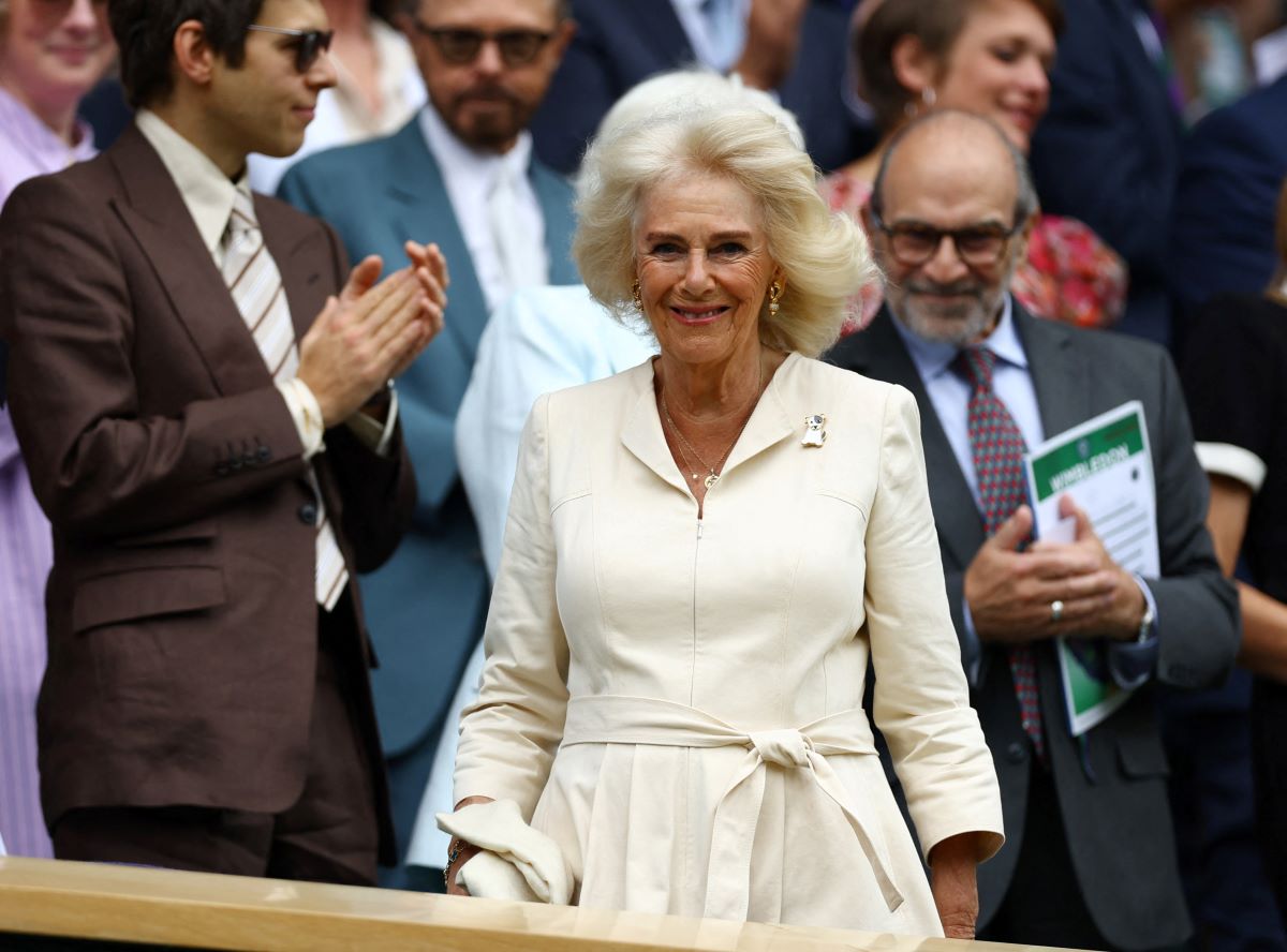 Η βασίλισσα Καμίλα στις εξέδρες του Wimbledon με σικ φόρεμα διακοσμημένο με καμηλοπαρδάλεις