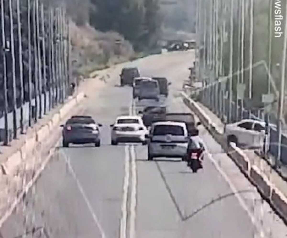 Τουρκία: Η στιγμή που αυτοκίνητο πέφτει από γέφυρα στο νερό – Σκοτώθηκε 4μελής οικογένεια