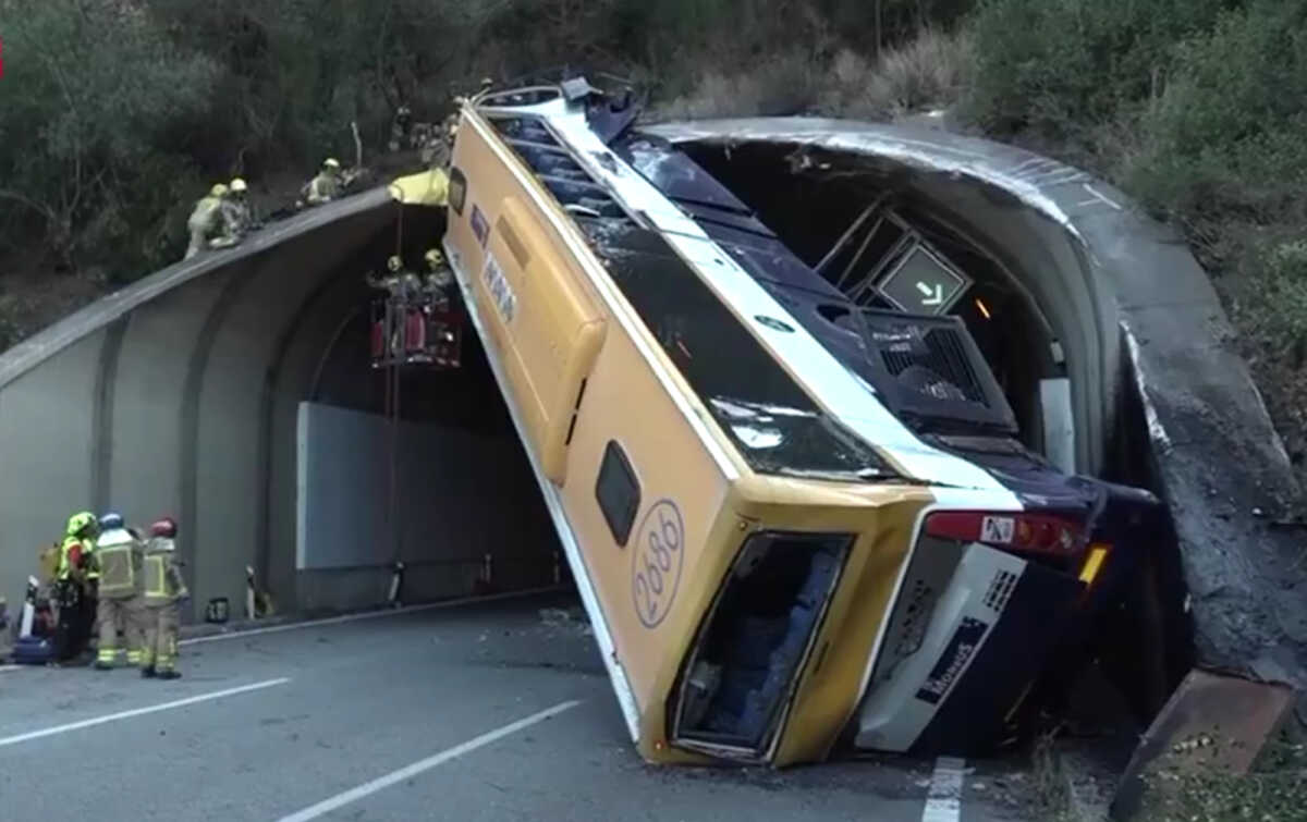 Ισπανία: Ατύχημα με λεωφορείο που «σηκώθηκε όρθιο» σε σήραγγα – 3 τραυματίες σε κρίσιμη κατάσταση