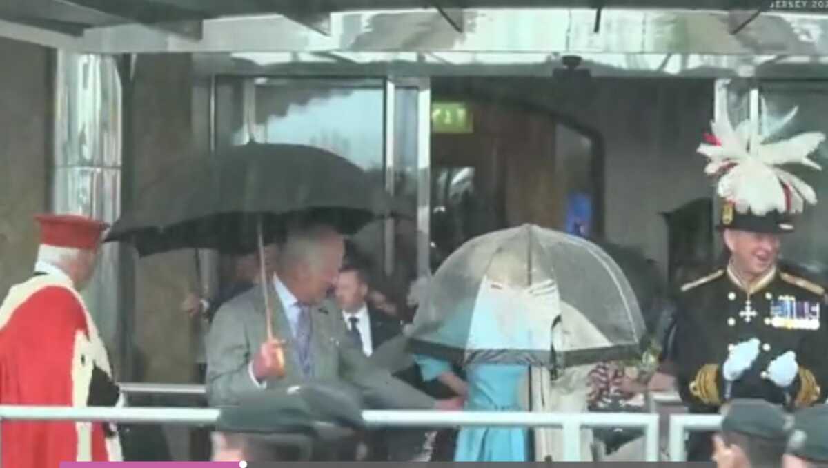 Βασιλιάς Κάρολος: Ξεσπά σε φρουρό που δεν βοήθησε την Καμίλα με το παλτό της υπό καταρρακτώδη βροχή