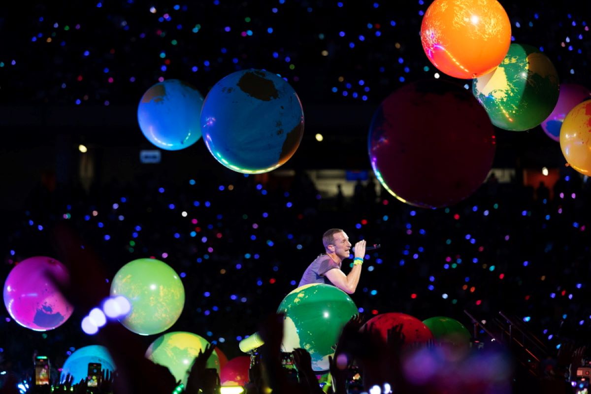 Coldplay: Στον «αέρα» το πολυαναμενόμενο βίντεο κλιπ από το Ηρώδειο – Οπτικοακουστική πανδαισία για το «Feels Like I’m Falling in Love»