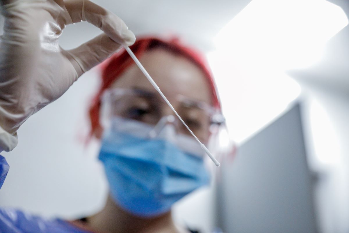 Κορονοϊός: «Καμπανάκι» για την έξαρση του ιού μέσα στο καλοκαίρι – 300 αντιιικά την ημέρα χορηγούν ξανά οι γιατροί