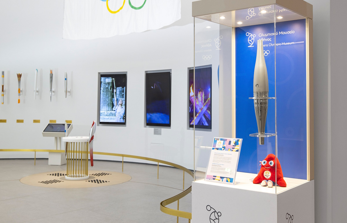 Η δάδα των Ολυμπιακών Αγώνων «Παρίσι 2024» στο Ολυμπιακό Μουσείο Αθήνας