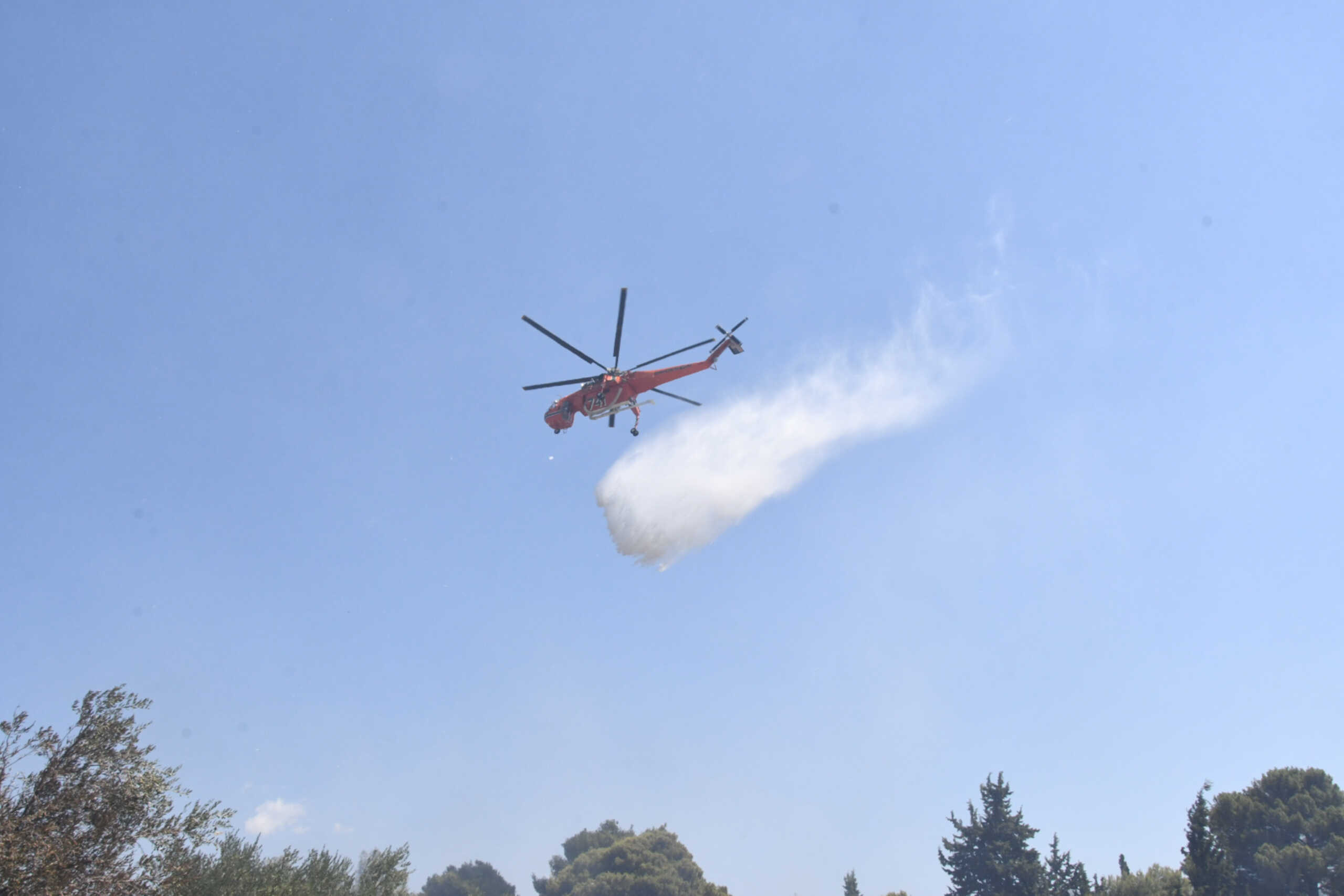 Φωτιά στο Ηράκλειο: Πετούσαν πέτρες σε ελικόπτερο της Πυροσβεστικής την ώρα της κατάσβεσης