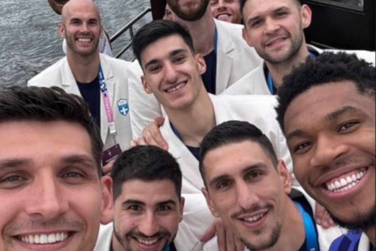 Η επική selfie των Ελλήνων διεθνών στο πλοίο στην τελετή έναρξης των Ολυμπιακών Αγώνων 2024