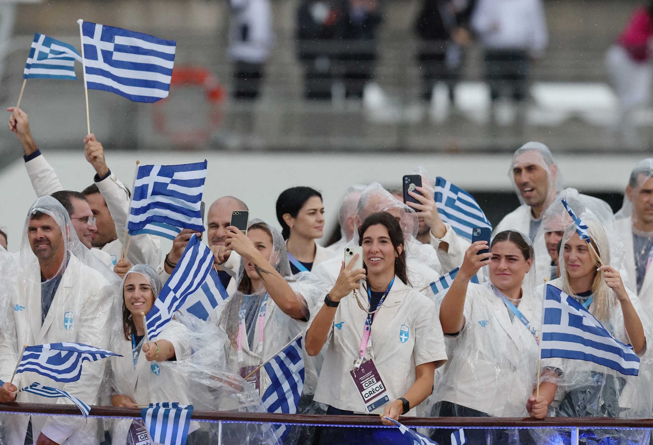 Αντιδρούν οι Έλληνες σχεδιαστές για τις στολές των αθλητών στο Παρίσι: «Να έχεις τον Αντετοκούνμπο και να τον ντύνεις έτσι;»