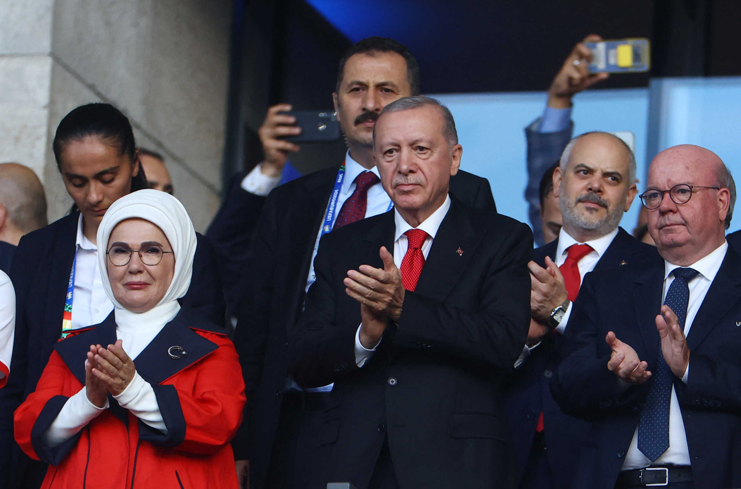 Euro 2024: Ο Ερντογάν επισκέφτηκε τους ποδοσφαιριστές της Τουρκίας στα αποδυτήρια μετά τον αποκλεισμό τους