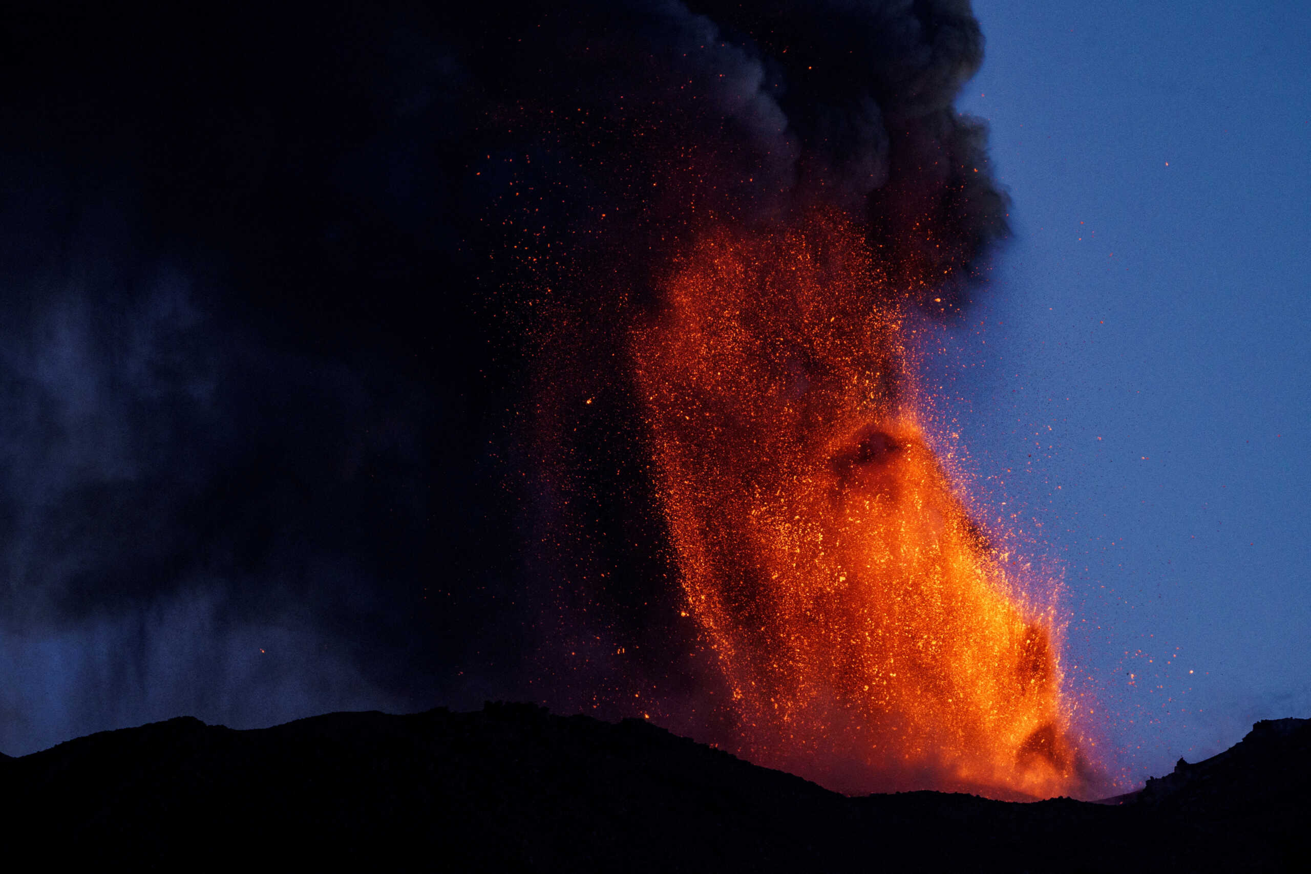 Ιταλία: Τα ηφαίστεια Αίτνα και Στρόμπολι βρυχώνται – Έκλεισε το αεροδρόμιο της Κατάνια