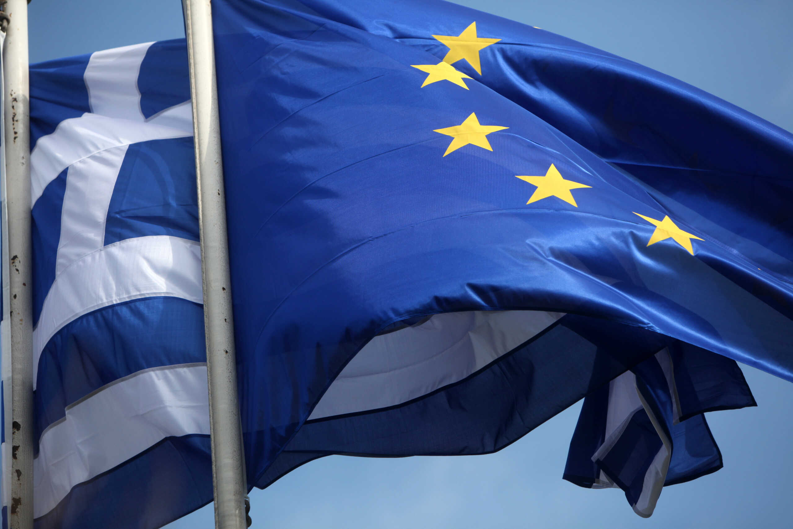 Κομισιόν: Παραπέμπει την Ελλάδα στο Ευρωδικαστήριο για αστικά λύματα και επαγγελματικά προσόντα