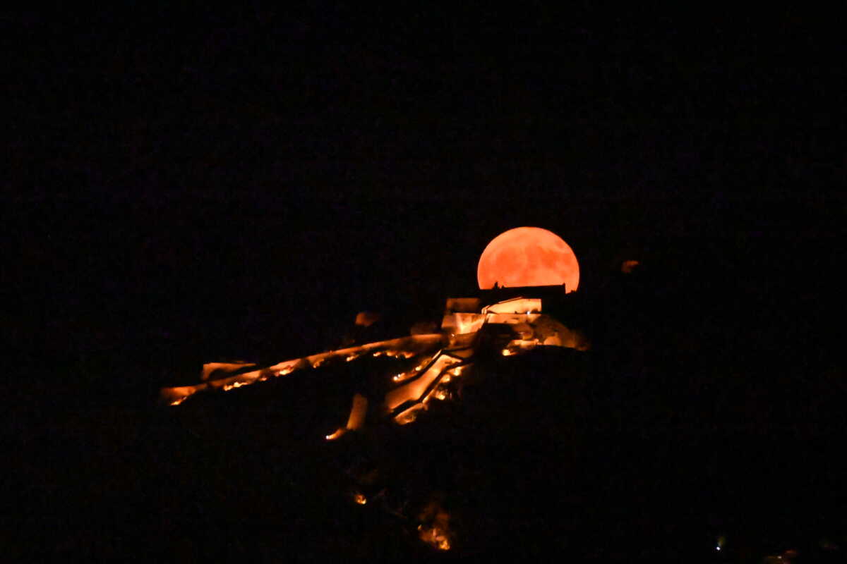 «Φεγγάρι του Ελαφιού»: Απίστευτες εικόνες από την πανσέληνο του Ιουλίου