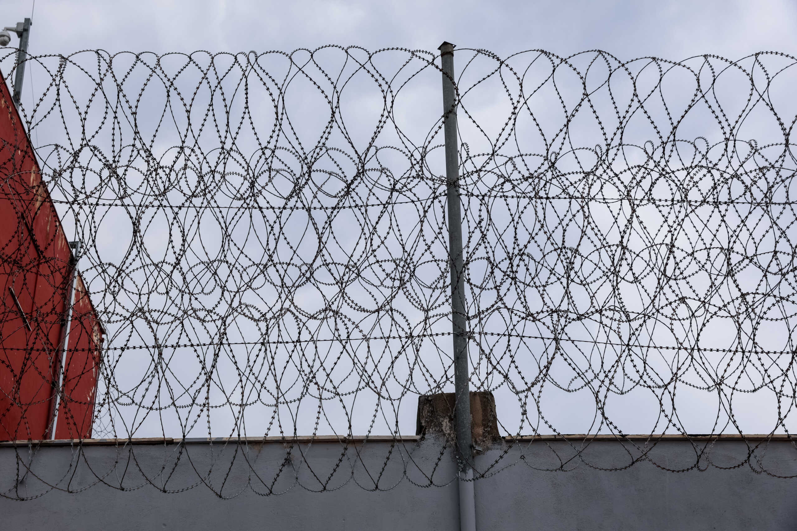 Κρατούνται υποδιευθυντής και υπάλληλοι των φυλακών Ιωαννίνων μετά από μεγάλη αστυνομική επιχείρηση