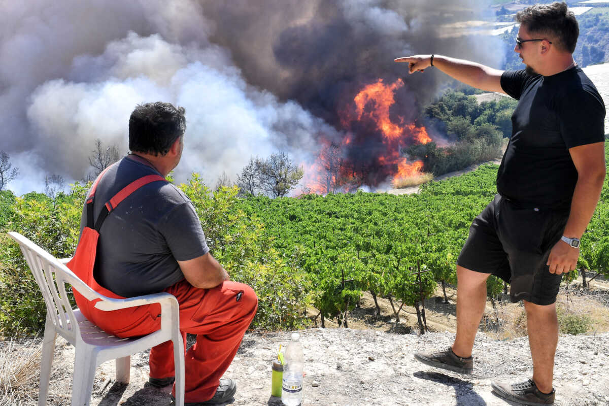 Κόρινθος: Καίει ανεξέλεγκτη η μεγάλη φωτιά – Οι φλόγες κατευθύνονται στο Κούτσι Νεμέας