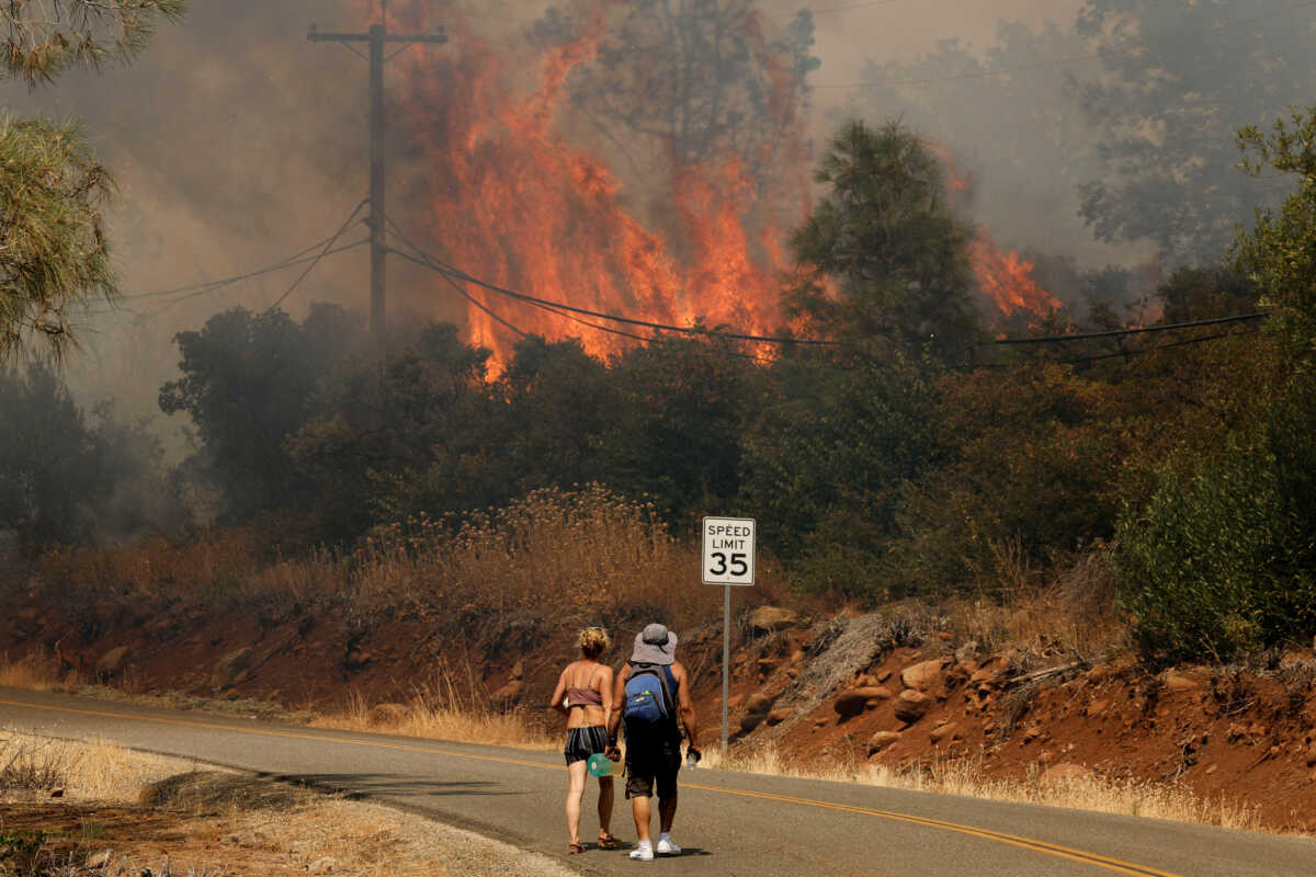 Καλιφόρνια: Μαίνεται ανεξέλεγκτη η μεγάλη φωτιά που έχει κάνει στάχτη 1,4 εκατ. στρέμματα
