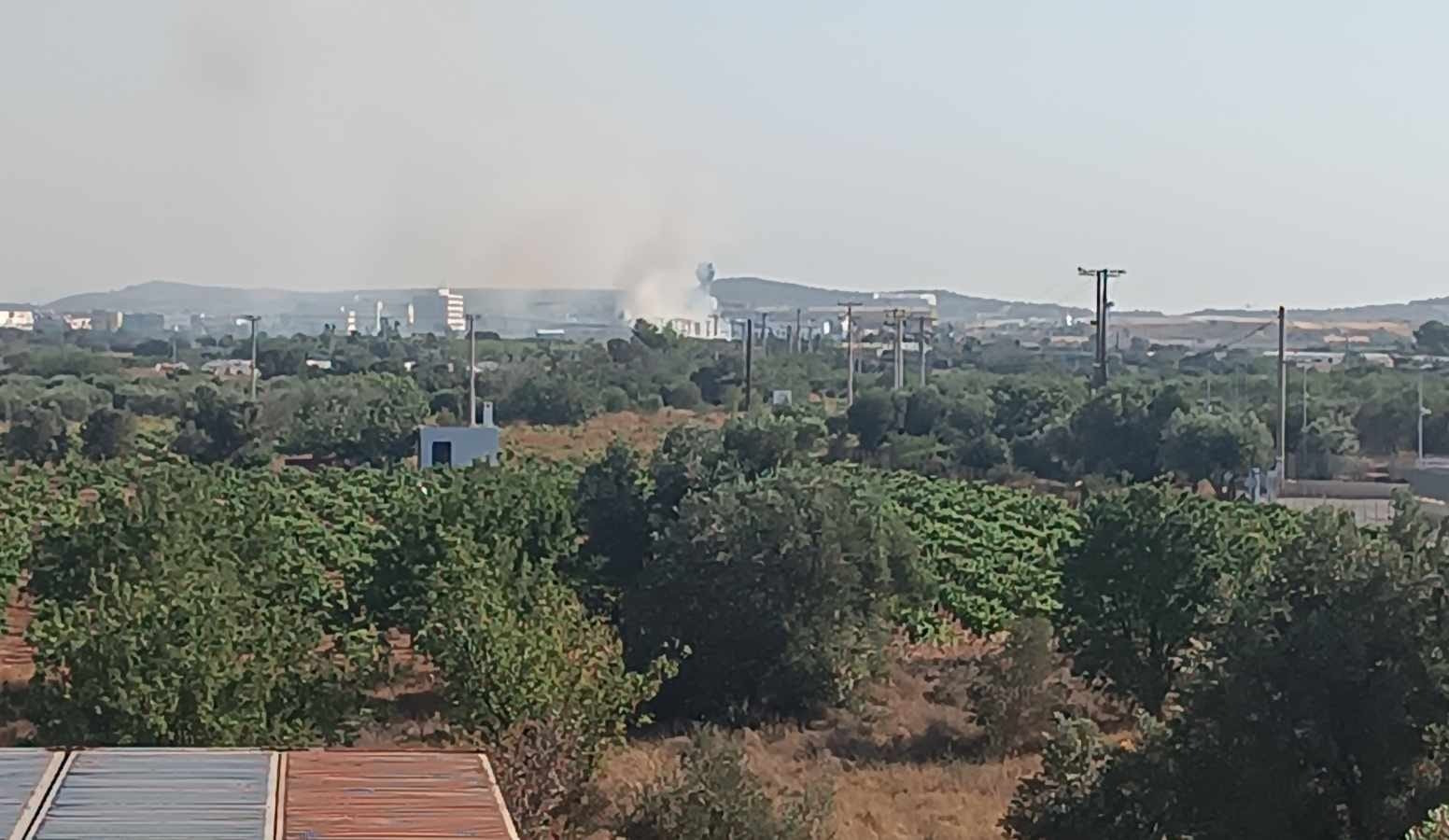 Φωτιά στο Μαρκόπουλο, κοντά στην Αττική Οδό