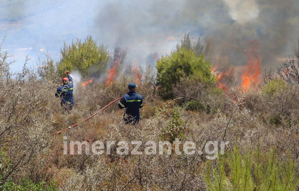 Η φωτιά στη Ζάκυνθο είναι χωρίς ενεργό μέτωπο, στο νοσοκομείο με τραύματα εποχικός πυροσβέστης