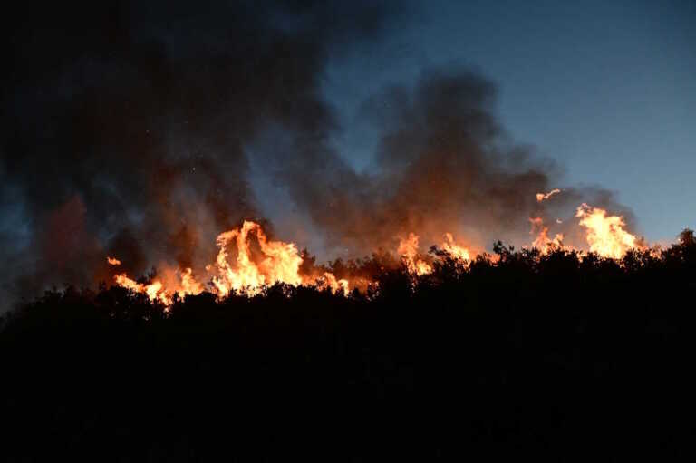 Ολονύχτια μάχη σε Σταμάτα, Κερατέα – 283 πυροσβέστες και 15 πεζοπόρα τμήματα προσπαθούν να δαμάσουν τις φωτιές