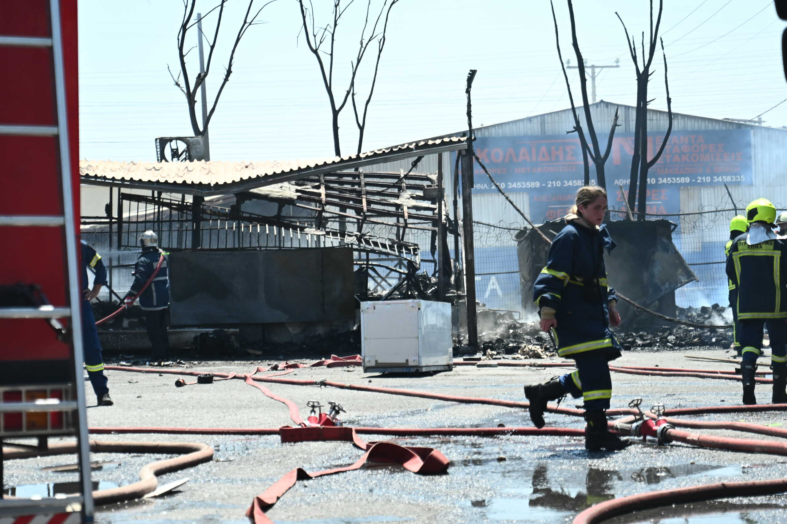 Φωτιά στο Αιγάλεω: Υπό έλεγχο η πυρκαγιά – Καταστράφηκε η αποθήκη