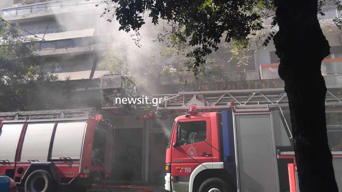 Φωτιά σε θέατρο στο κέντρο της Αθήνας – Απεγκλωβίστηκαν τουλάχιστον 10 άτομα