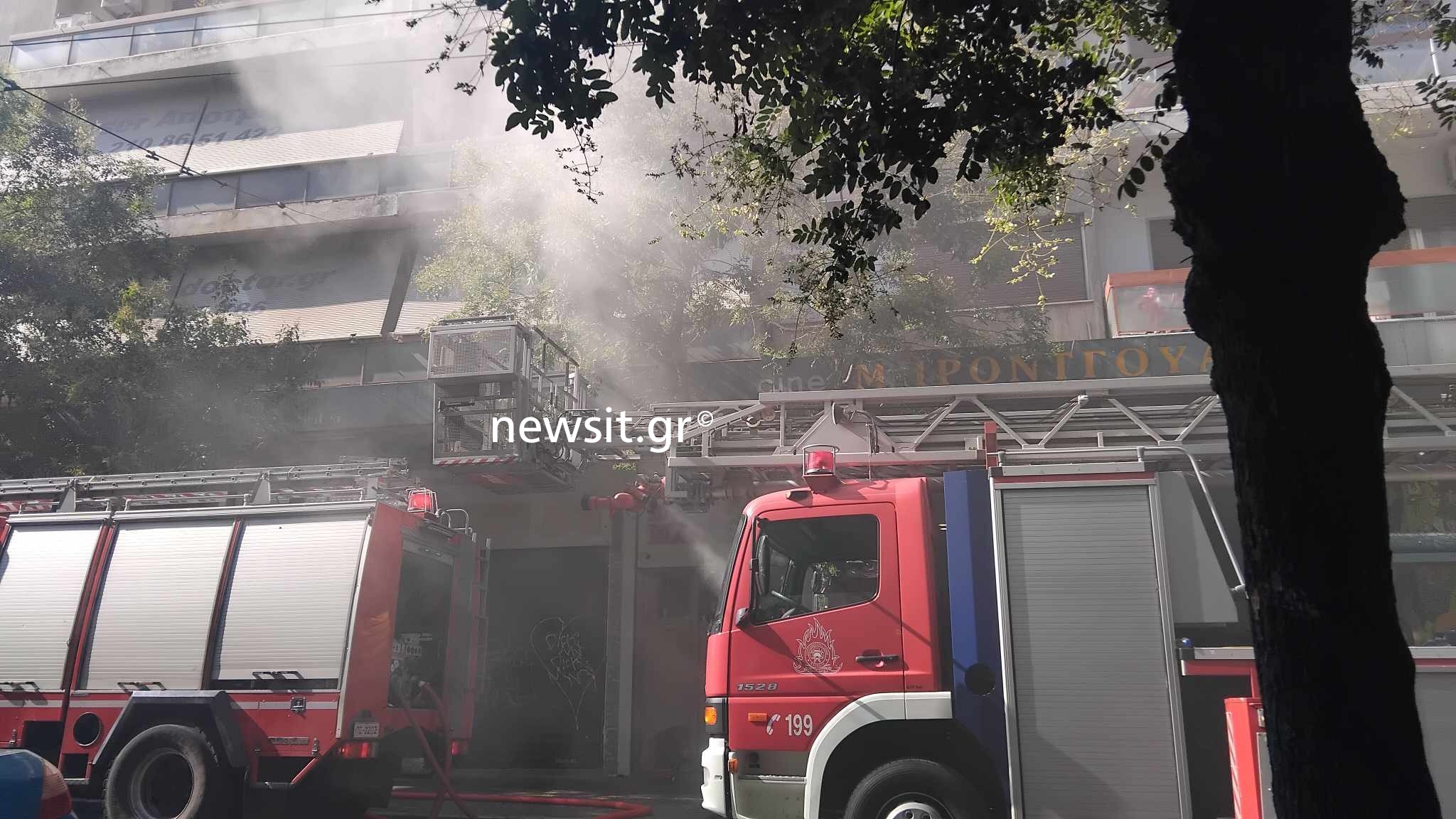 Φωτιά σε θέατρο στο κέντρο της Αθήνας – Απεγκλωβίστηκαν τουλάχιστον 10 άτομα