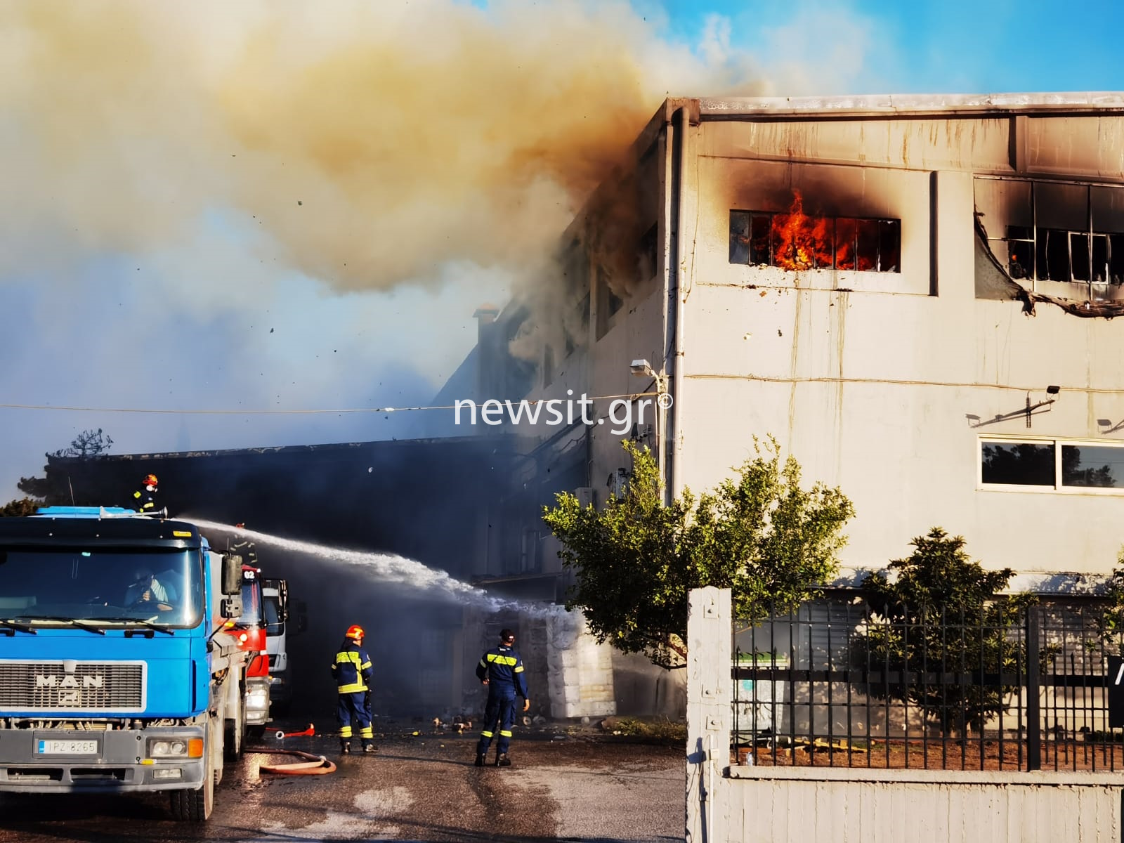 Φωτιά στις Αχαρνές: Καταστράφηκαν δύο εργοστάσια – Βελτιωμένη η εικόνα