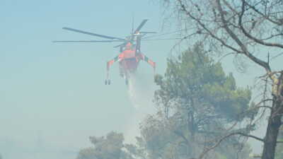 Φωτιά στο Μαρκόπουλο σε δύο μέτωπα – Σηκώθηκαν αεροσκάφη και ελικόπτερα