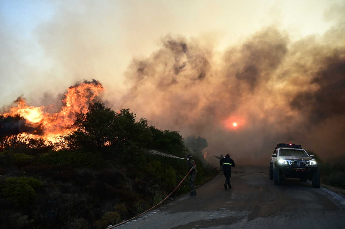 Φωτιά στην Εύβοια: Καίγεται δάσος κοντά στις Πετριές – Μηνύματα του 112 για εκκένωση οικισμών