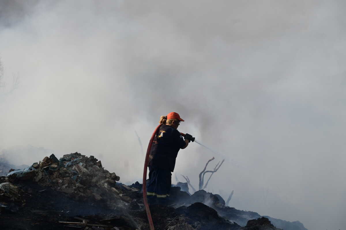 Φωτιά στην Εύβοια: Διάσπαρτες εστίες – Αυξήθηκαν τα εναέρια μέσα, τραυματίστηκε πυροσβέστης
