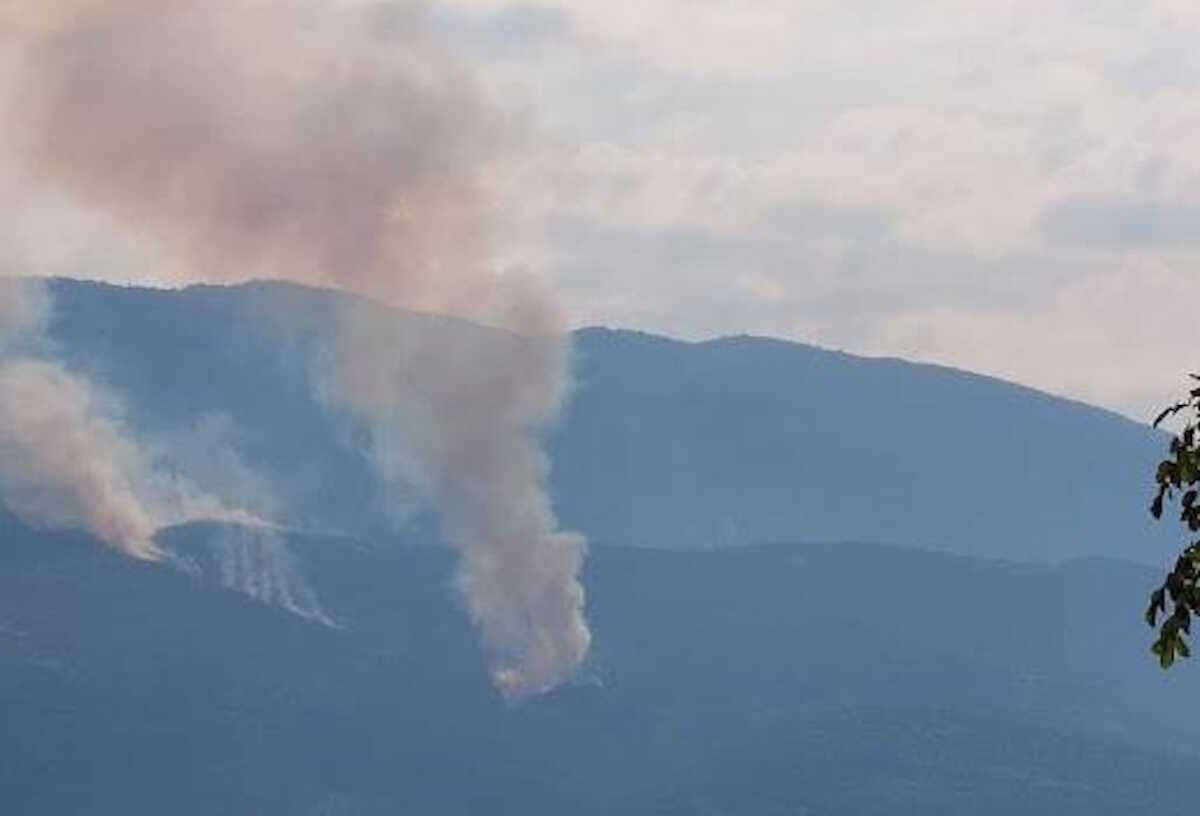 Πέλλα: Ολονύχτια μάχη με τις φλόγες στο όρος Πάικο – Ξεκίνησαν ρίψεις νερού και αεροπλάνα