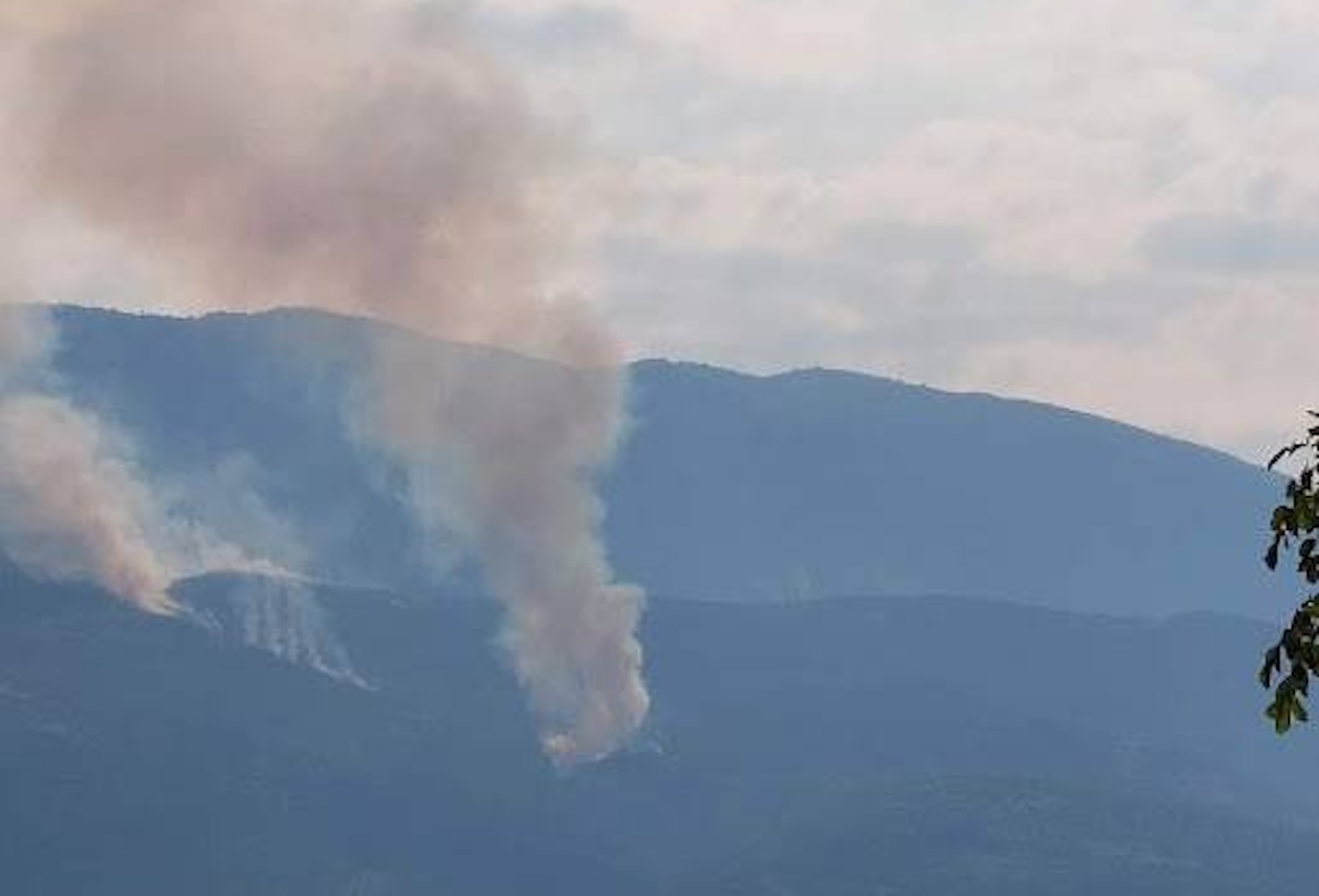 Πέλλα: Ολονύχτια μάχη με τις φλόγες στο όρος Πάικο – Ξεκίνησαν ρίψεις νερού και αεροπλάνα