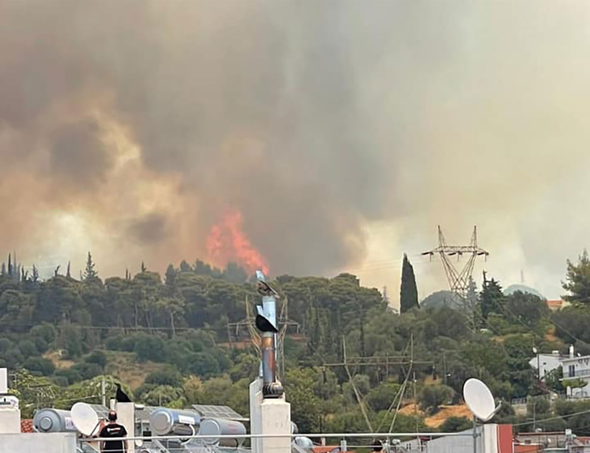 Μεγάλη φωτιά στην Πάτρα: Καίει κοντά σε σπίτια – Εκκενώνονται Ίδρυμα, Γηροκομείο – Απομακρύνονται παιδιά από το Καραμανδάνειο