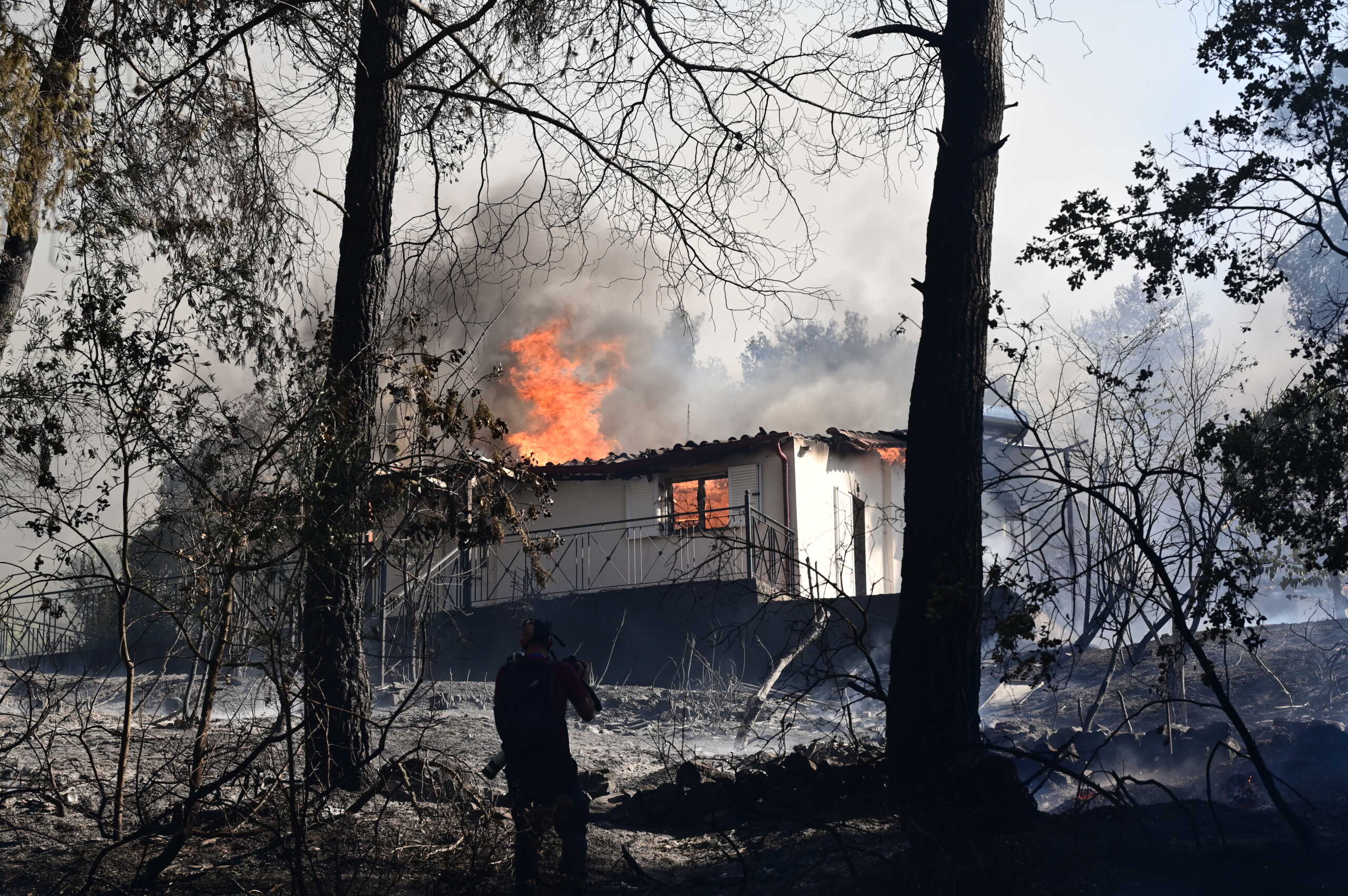 Οι φωτιές σε Πάρνηθα και Σταμάτα έκαψαν πάνω από 2.000 στρέμματα – Καταστράφηκαν σπίτια και αυτοκίνητα στην Κερατέα